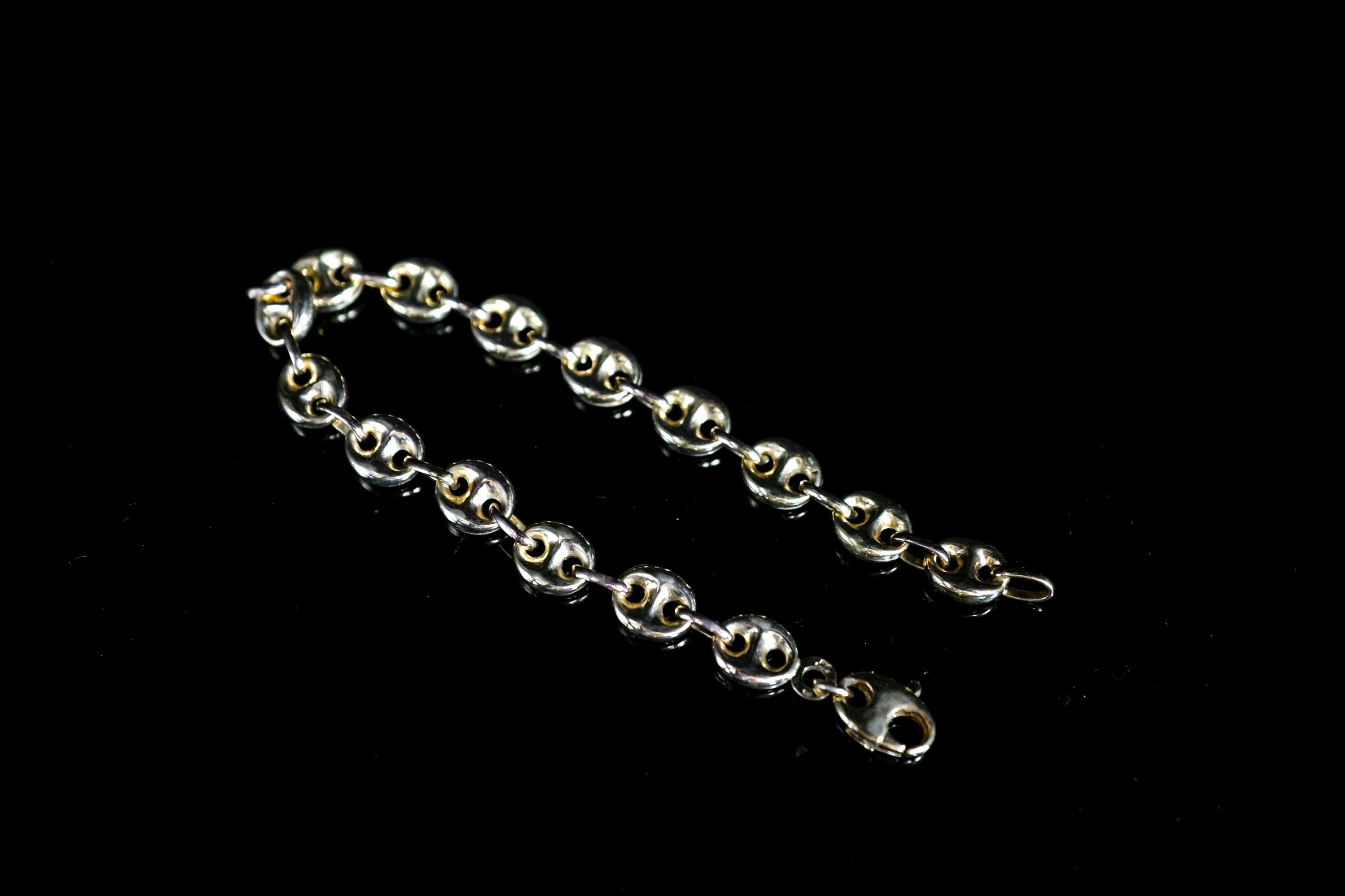 A modern 9ct gold oval link bracelet, 17.5cm